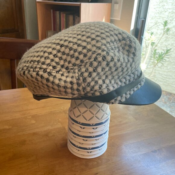 NWOT H&M black white newsboy cap with faux leather black band and bill - Picture 4 of 10